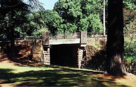 Heidleberg Park, showing the bridge