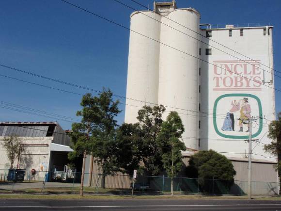 HO159 - Creamota 19 Sunshine Road, West Footscray.JPG