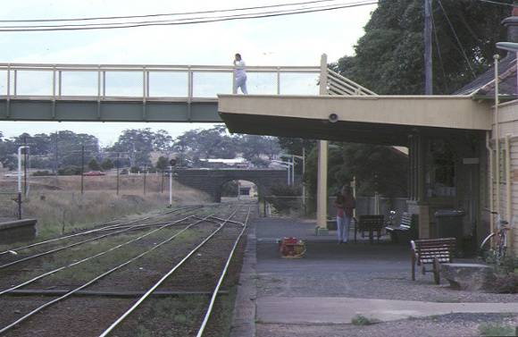 1 road bridge over railway line riddell road sunbury foot & road bridges feb1989