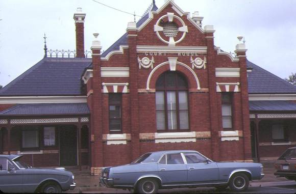 1 numurkah court house melville street numurkah front view nov1984