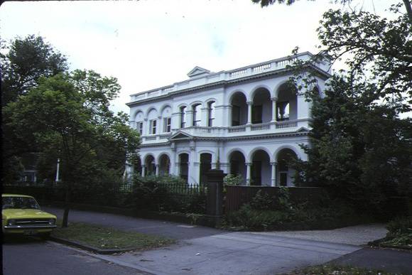 1 airlie st kilda road south melbourne view from street