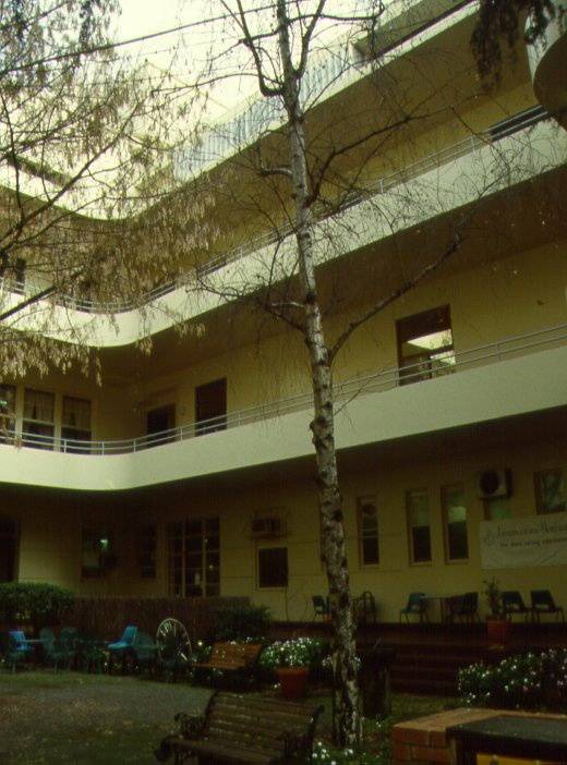 H01972 freemasons hospital courtyard balconies 2001