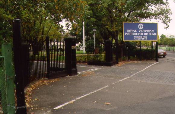 HER2001 001296 rvib st kilda rd entrance gates 2001